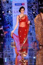 Model walks the ramp for Manish Malhotra Show at Lakme Winter fashion week day 4 on 20th Sept 2010 (116).JPG